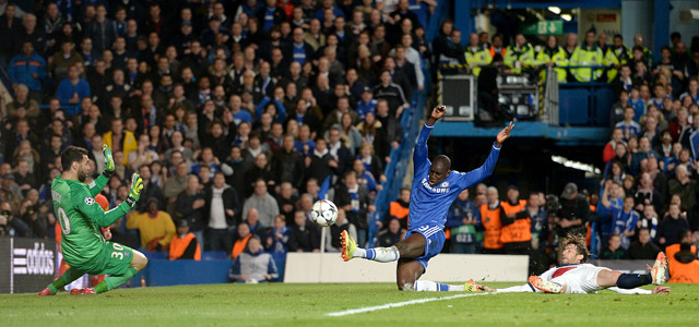 Demba Ba schiet Chelsea al vallend naar de halve finale van de Champions League.