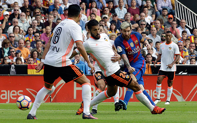 Lionel Messi maakte zijn 21ste en 22ste doelpunt tegen Valencia.