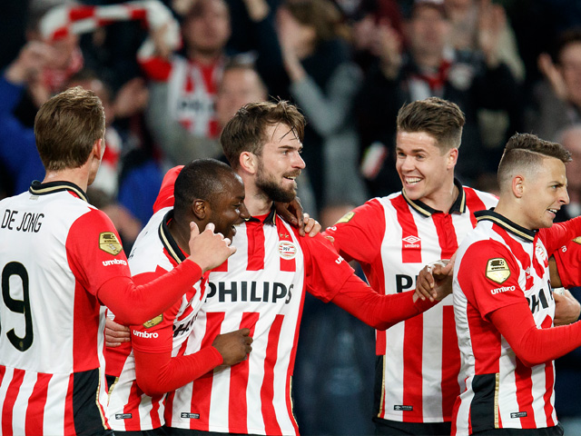 PSV voert de druk op Ajax dinsdagavond op door in eigen huis met 2-0 te winnen van Vitesse. Dat het met de jeugdopleiding van de Arnhemmers wel goed zit, bewijzen PSV-middenvelders Marco van Ginkel en Davy Pröpper. Laatstgenoemde tekent voor de openingstreffer, waarna Luuk de Jong de wedstrijd in het slot gooit met de 2-0.