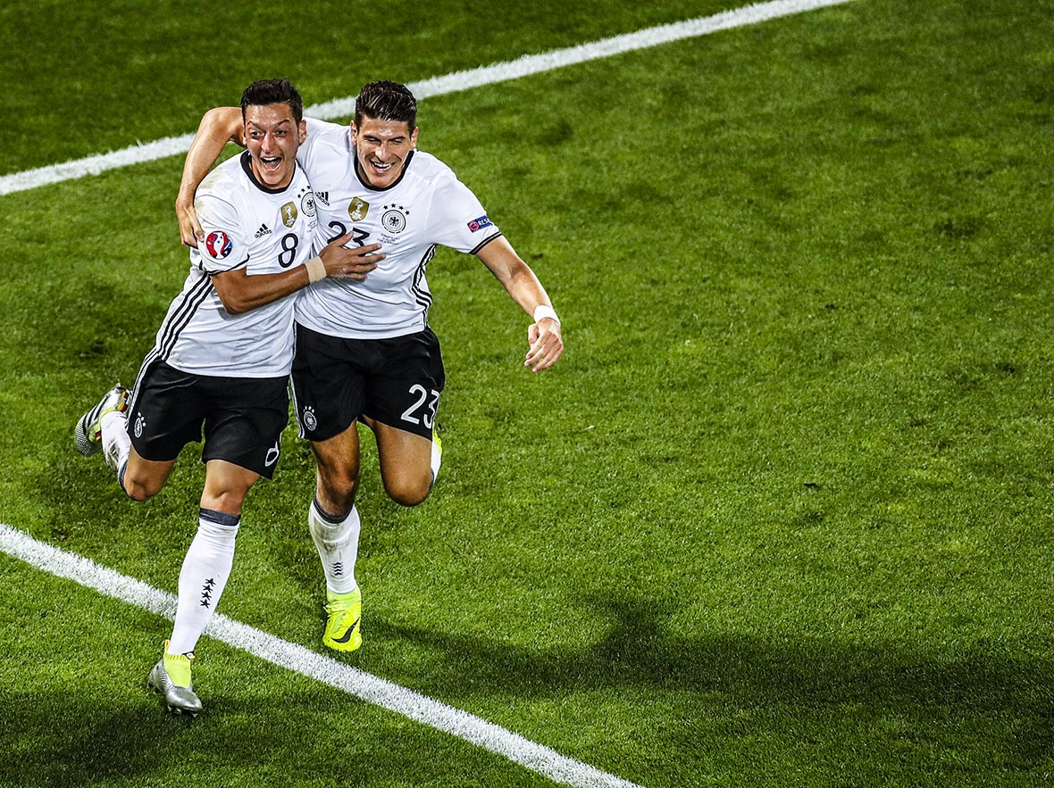 Het was ook Özil die Duitsland op voorsprong zette. Daar ging een geweldige pass van Mario Gómez aan vooraf.