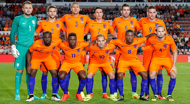 Het Nederlands elftal begon tegen Griekenland met spelers van clubs als VfL Wolfsburg, AS Roma, Tottenham Hotspur, Liverpool en Manchester United in de basis, maar verloor desondanks voor de vijfde keer op rij in eigen huis.