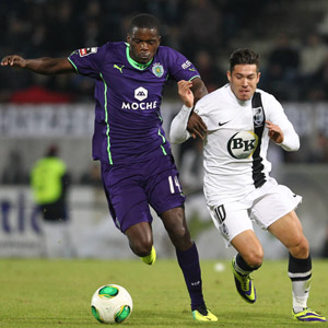 William Carvalho (links) speelde pas vijftien competitieduels voor Sporting Lissabon, maar heeft nu al de voltallige Europese top achter zich aan.