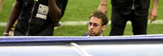 Neymar liet ook zijn gezicht zien in Stade de France. 