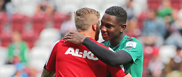 Marcel de Jong, wisselspeler bij FC Augsburg, begroet vooraf Eljero Elia (Werder)
