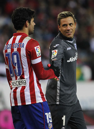 Diego Costa en doelman Diego Alves kunnen na afloop van Atletico Madrid-Valencia (glim)lachen om hun onderlinge penaltystrijd.