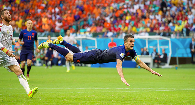 Kort voor rust brengt Robin van Persie Oranje terug met een fraaie kopbal.