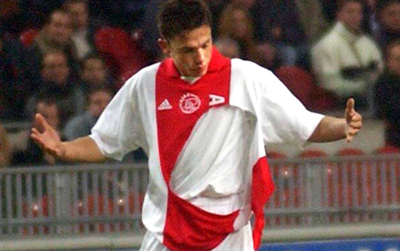 Op 26 augustus 2001 maakt John Heitinga zijn debuut in de Eredivisie. De verdediger valt direct op door zijn bovenmatige traptechniek en zijn tomeloze inzet voor de club. Al oogt de dan zeventienjarige ook nog wel eens wat klungelig, zoals hier met zijn kapot gescheurde shirt.