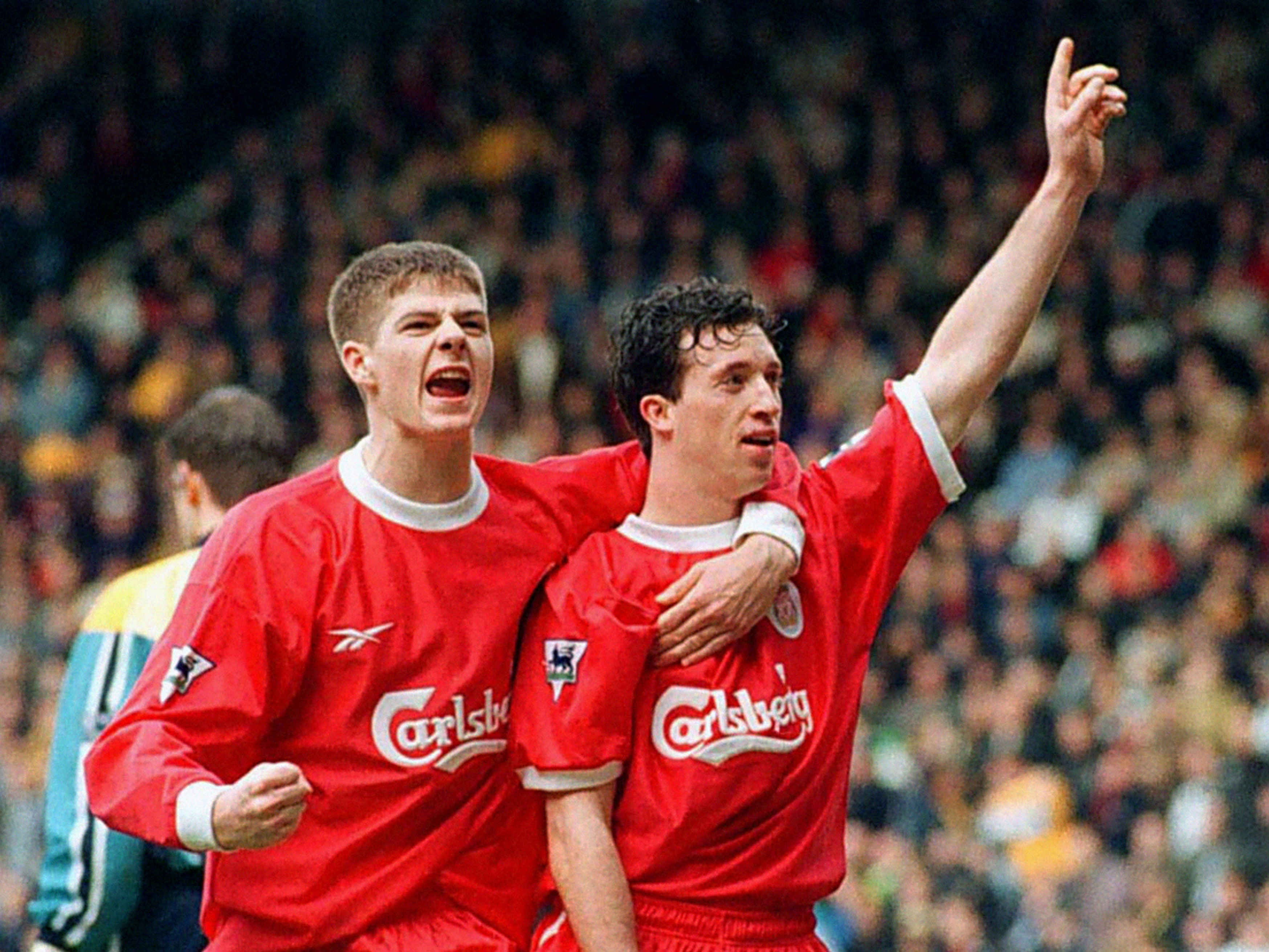 Als ventje van acht komt Steven Gerrard in de opleiding van Liverpool terecht. Op 29 november 1998 maakt hij als achttienjarige zijn debuut voor het eerste. Tijdens de uitwedstrijd tegen Blackburn Rovers valt hij vlak voor tijd in. Al vrij snel verovert hij een basisplaats, zoals ook in het duel met Derby County op 13 maart 1999. Hier viert hij een treffer samen met Robbie Fowler. 