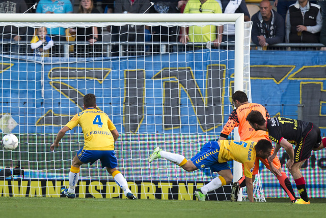 In Waalwijk beleeft Erik Falkenburg juist zijn mooiste dag sinds zijn verhuizing naar Go Ahead Eagles. De aanvallende middenvelder zet RKC met drie doelpunten te kijk (1-4). 