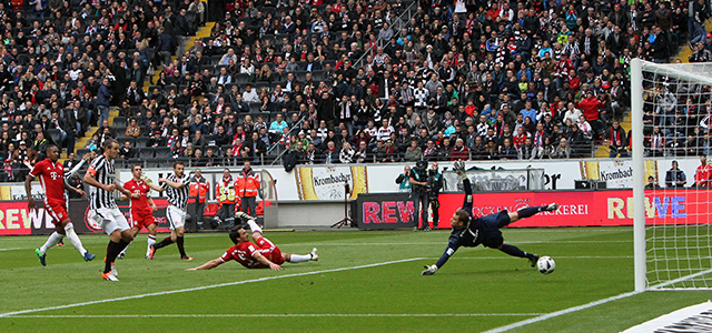 Szabólsz Huszti schiet de bal vlak voor rust in de verre hoek langs Manuel Neuer.