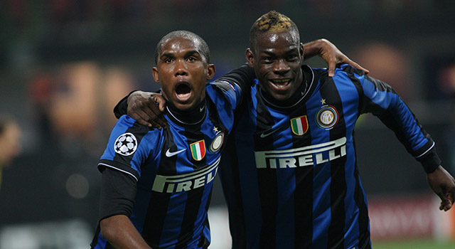 Samuel Eto&#039;o en Mario Balotelli, hier in het shirt van Internazionale, worden in verband gebracht met een terugkeer naar Italië.