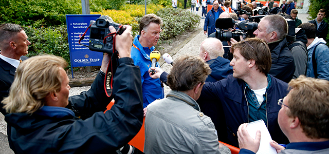 Louis van Gaal kreeg tijdens het trainingskamp in Hoenderloo veel vragen over Manchester United, maar moest tot zijn teleurstelling elke vraag uit de weg gaan.