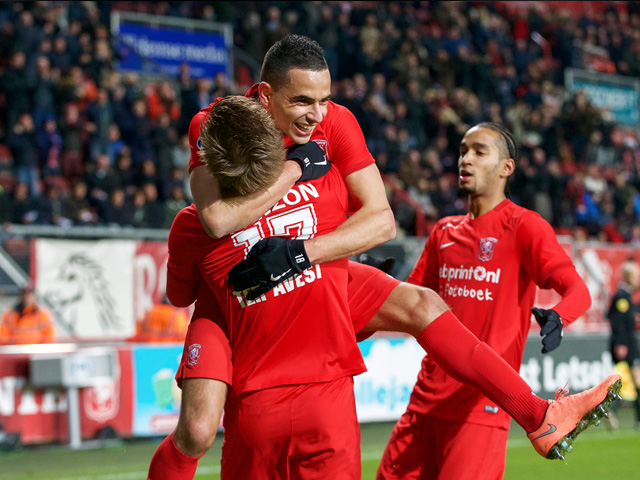 En dat is vijf. FC Twente won zaterdag ook van FC Groningen (2-0) en boekte zijn vijfde competitiezege op rij. Bovendien gaat de ploeg van René Hake steeds beter voetballen. De 1-0 van Zakkaria El Azzouzi was daar een mooi voorbeeld van. De spits rondde af na een fraaie aanval via Hakim Ziyech en Hidde ter Avest. 