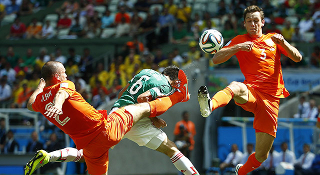 Ron Vlaar en Stefan Vrij maken naam tijdens het WK in Brazilië. Beide verdedigers eindigen in de toptien van het spelersklassement van de FIFA. Gezamenlijk vormen ze het hart van de lastig te kraken defensie van Oranje.