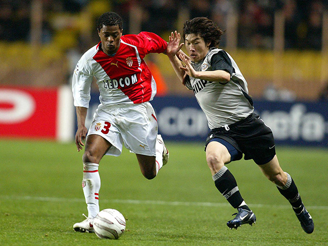 Patrice Evra duelleert met Ji-Sung Park op 9 maart 2005 tijdens AS Monaco - PSV.