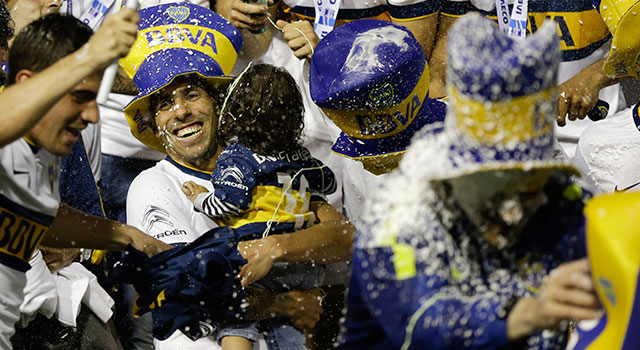 Carlos Tévez gaat op in de feestende massa na de eerste prijs voor Boca Juniors in drie jaar tijd.