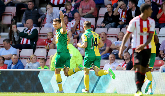 Russell Martin (links) zette Norwich City uiterst gelukkig op voorsprong tegen Sunderland. Rechts op de voorgrond Patrick van Aanholt.