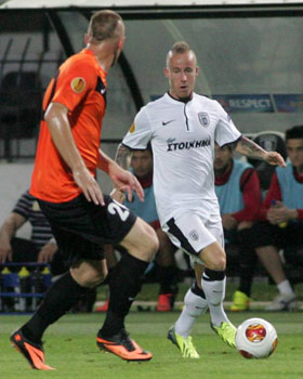 Miroslav Stoch zoekt zijn directe tegenstander op in het eerste Europa League-duel van PAOK Saloniki met Shaktyor Karaganda.