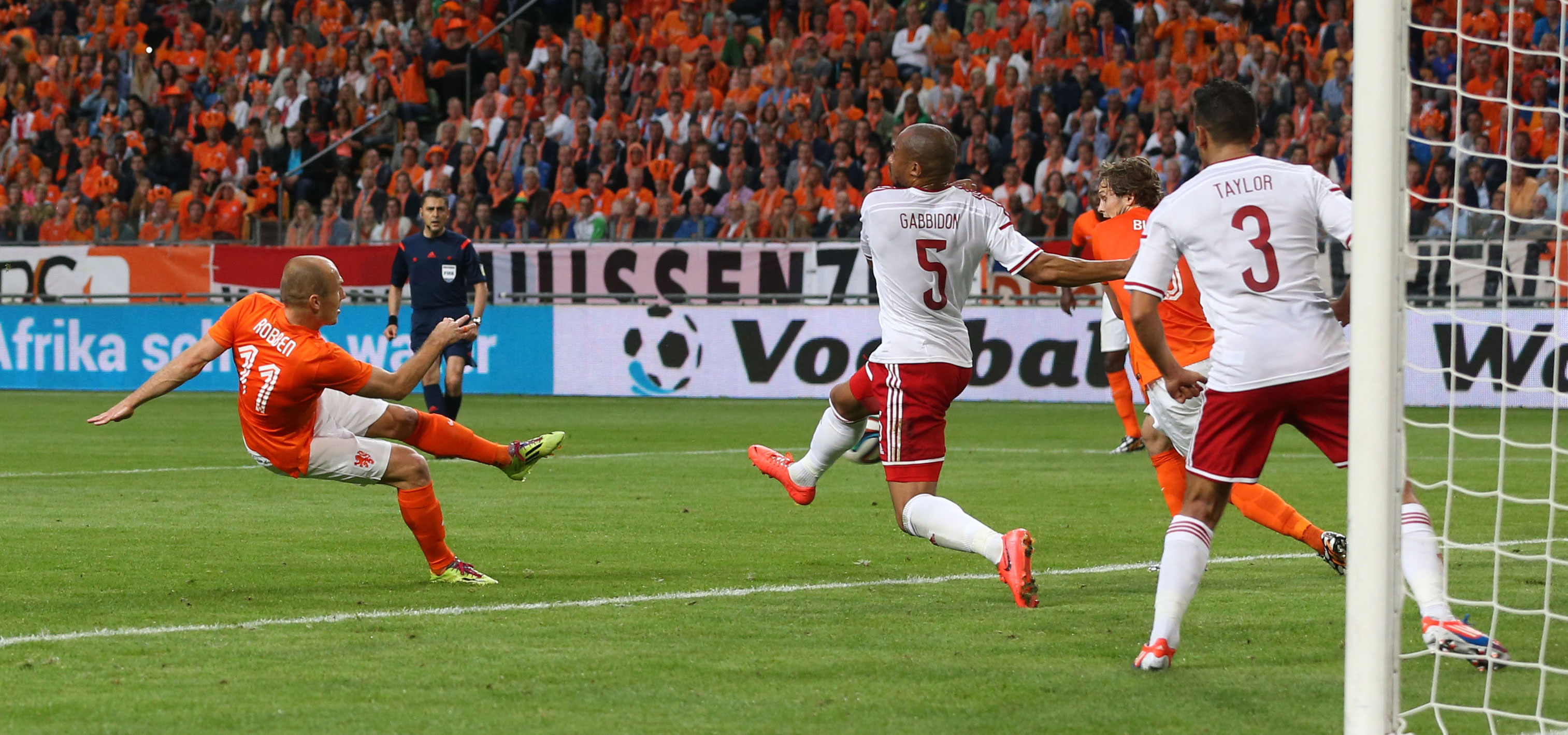 Arjen Robben denkt te scoren, maar zijn schot wordt uit de doelmond gehaald.