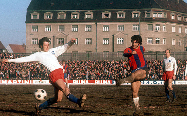 In het seizoen 1970/71 won Bayern München met liefst 6-2 van Hamburger SV. Hier komt Gerd Klier (links) te laat om Gerd Müller van schieten af te houden.