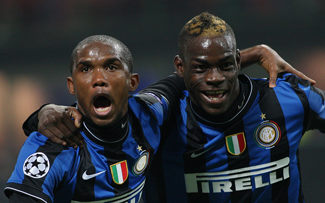 Mario Balotelli viert in 2009 een van zijn eerste Inter-doelpunten met Samuel Eto&#039;o. Balotelli werd geschoold bij Inter, maar maakte zelfs in zijn tijd bij die club geen geheim van zijn voorliefde voor zijn huidige werkgever Milan.