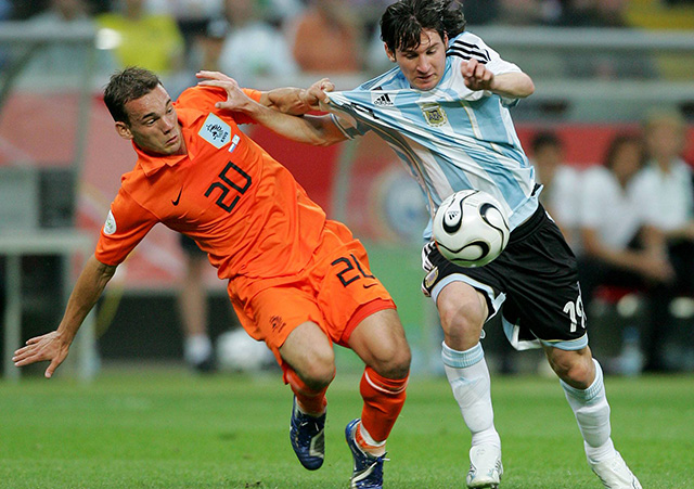 Wesley Sneijder en Lionel Messi waren er in 2006 ook al bij. Dat gold ook voor Robin van Persie en Dirk Kuijt. Bij de Argentijnen deden behalve Messi ook Maxi Rodríguez en Javier Mascherano mee. Rodrigo Palacio zat op de bank.