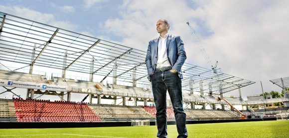 Nico-Jan Hoogma in het stadion van Heracles Almelo, toen de tweede ring nog in aanbouw was.