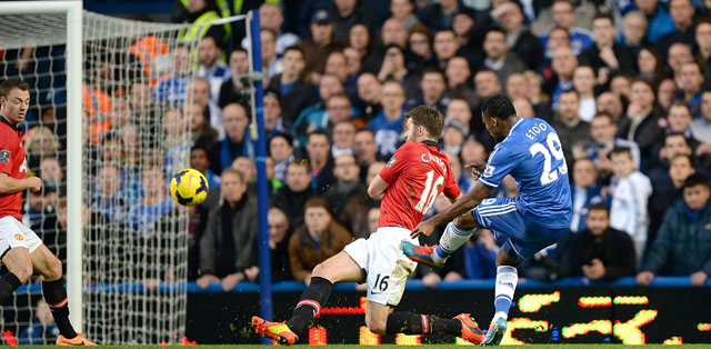 Samuel Eto&#039;o schiet de bal via United-middenvelder Michael Carrick binnen: 1-0.