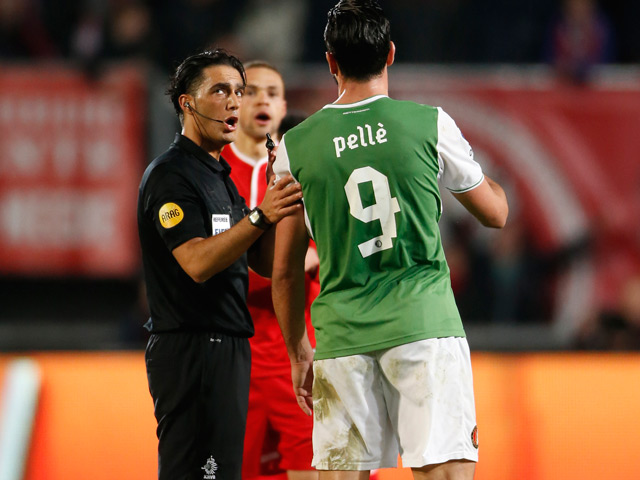 Hier houdt Graziano Pellè zich nog in. Direct na afloop, als FC Twente tegen Feyenoord in extremis gelijk heeft gemaakt, koelt hij zijn woede in de catacomben. Feyenoord en FC Twente (2-2) spelen met het gelijkspel koploper Ajax in de kaart.