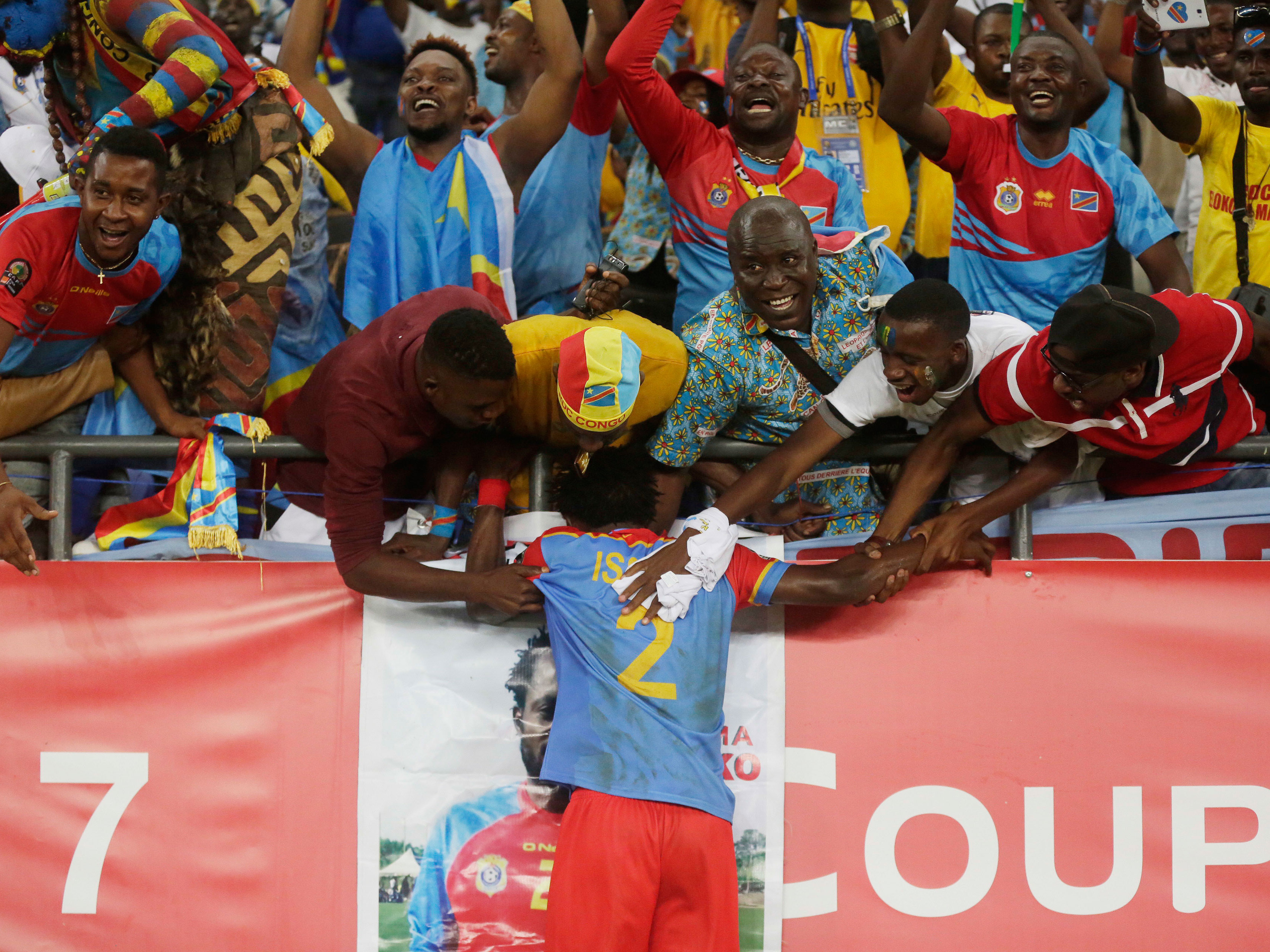 Issama Mpeko viert na afloop feest met de supporters van DR Congo.