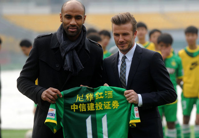 Frédéric Kanouté links op de foto met David Beckham.