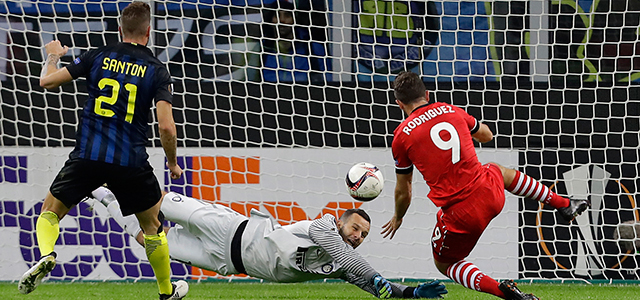 Samir Handanovic stond meerdere malen een doelpunt van Southampton in de weg.