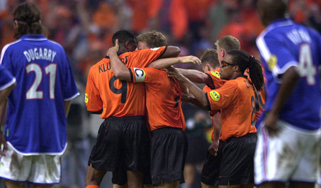 Aanvoerder Frank de Boer viert zijn treffer tegen Frankrijk tijdens het EK in eigen land. In 2000 wint Oranje het groepsduel uiteindelijk met 3-2 van de latere winnaar Frankrijk. Dat Oranje dat jaar de finale niet bereikt is nog steeds niet te bevatten. Nederland krijgt twee penalty&#039;s in de reguliere tijd tegen het tiental van Italië, dat in de strafschoppenserie de sterkste bleek.