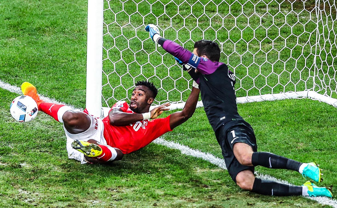 Zwitserland - Frankrijk leverde geen doelpunten op, ook doordat Johan Djourou de doelman Hugo Lloris een handje hielp door de weg naar het Franse doel te blokkeren.