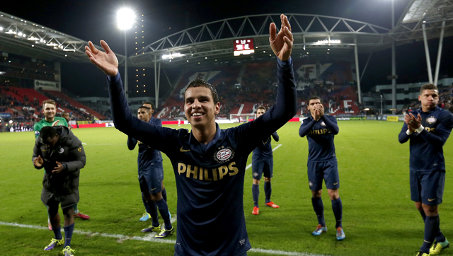 In De Galgenwaard laat Adam Maher zich bejubelen door de PSV-aanhang, die eindelijk weer wat te vieren heeft. De gezichtsuitdrukking van Jeffrey Bruma rechts zegt ook veel over wat de 1-5 zege op FC Utrecht betekent voor PSV.