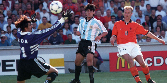 Dennis Bergkamp maakt in 1998 zijn schitterende doelpunt tegen Argentinië.