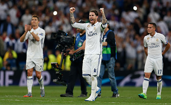 Sergio Ramos viert na afloop met op de achtergrond dé held van de avond het succes van Real Madrid. De verdediger ontsnapte tijdens de wedstrijd aan een rode kaart na een elleboogstoot aan het adres van Lucas Hernández.