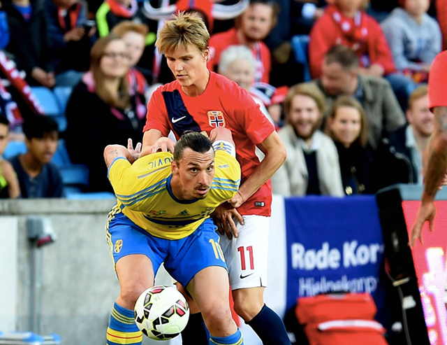 Martin Ødegaard namens het nationale elftal van Noorwegen in duel met Zlatan Ibrahimovic op 8 juni 2015.