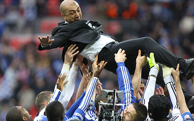 Roberto Di Matteo is de gevierde man bij de spelers van Chelsea na het winnen van de Champions League in 2011/12.