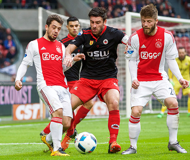 Sander Fischer, hier in actie tegen Ajax, is goed voor 35 intercepties in de Eredivisie.