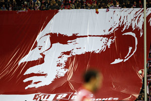 Een groot spandoek ter nagedachtenis aan Luis Aragonés sierde de tribunes van het Estádio Vicente Calderón.