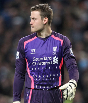 Simon Mignolet kijkt schuldbewust voor zich uit, nadat hij Liverpool vlak voor rust niet voor een achterstand heeft kunnen behoeden.