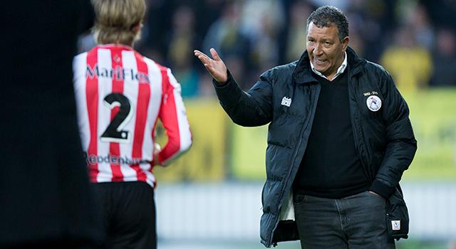 Henk ten Cate in zijn tijd als trainer bij Sparta Rotterdam. Hier geeft hij Henk Dijkhuizen aanwijzingen.