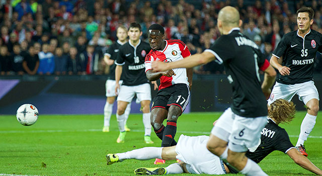 Elvis Manu staat op het punt de achtbaanrit van de Feyenoord-supporters toch nog van een mooi einde te voorzien.