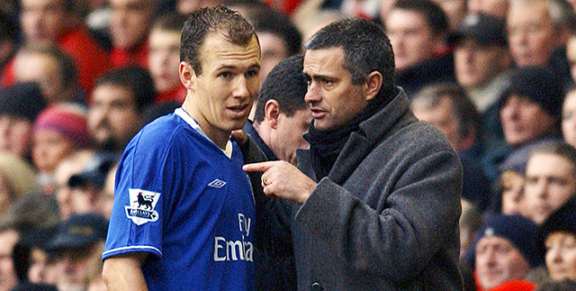Arjen Robben in zijn tijd bij Chelsea. José Mourinho was destijds (net als nu) de hoofdverantwoordelijke op Stamford Bridge.