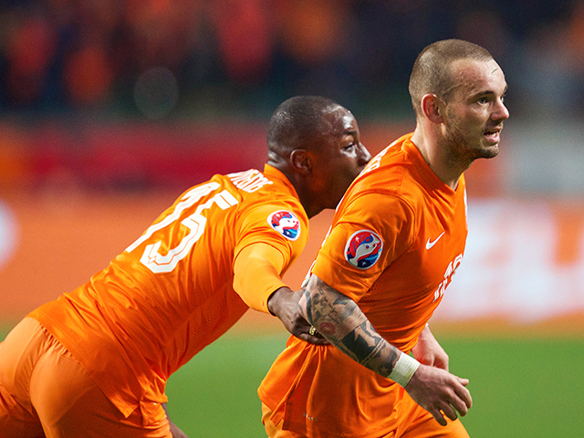 Wesley Sneijder viert feest nadat zijn schot via Klaas-Jan Huntelaar binnenvliegt. Voor de gelegenheids-captain aanleiding om het grote nieuws te brengen: zijn vrouw Yolanthe is zwanger.