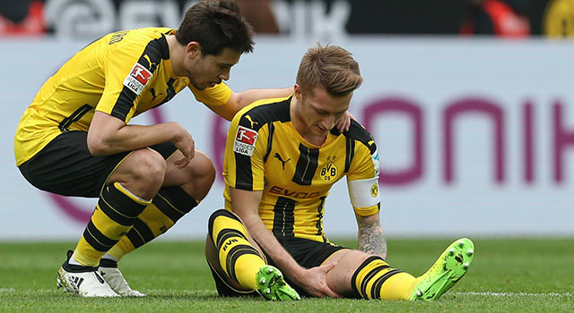Er was ook minder nieuws voor Borussia Dortmund: Marco Reus viel vlak voor rust geblesseerd uit.