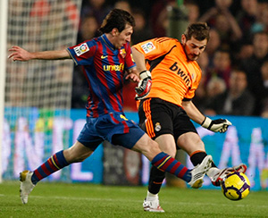 Messi in duel met Casillas.
