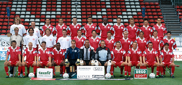 De selectie van FSV Mainz 05 voor het seizoen 2001/02 met Bernard Schuiteman (bovenste rij, vierde van rechts, naast Blaise Nkufo) en Jürgen Klopp (middelste rij, uiterst links).