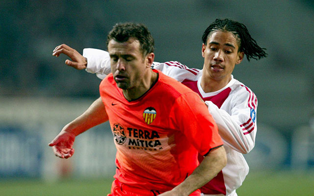 Amadeo Carboni in 2003 in duel met Steven Pienaar van Ajax.